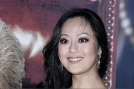 章小蕙真是魅力女人，穿真丝长裙出席活动，秀腰臀比美到人图片