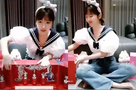 33岁毛晓彤扮嫩有术，海军风衬衫配牛仔裤，在家拆520礼物好可爱图片