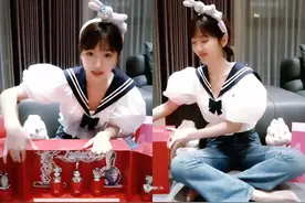 33岁毛晓彤扮嫩有术，海军风衬衫配牛仔裤，在家拆520礼物好可爱图片