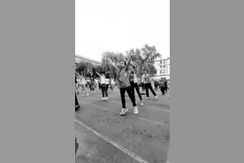 “大课间”动起来图片