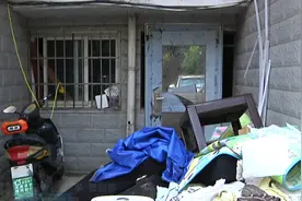 镇江一小区业主私自“窗改门”，楼上居民忧心忡忡图片