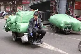 武汉汉正街一种特有电动板车，小巧又灵活，还能拉几百斤货物图片