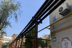 保定市民：暖气改造管道挡了自家窗口，咋办？图片