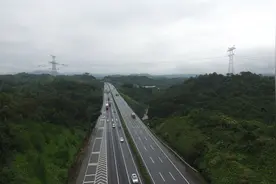 乐广高速北行主线车流量变大图片