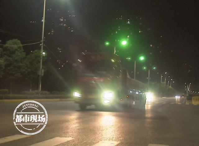 南昌：路口危险，大量后八轮高速通过！行人：希望装上红绿灯