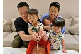 胡杏儿三胎儿子满月，老公开心晒宝贝喝奶照，小家伙闭眼吃奶超萌图片