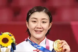 26岁的乒乓女神陈梦，穿运动装又飒又美，家里挂满金牌图片