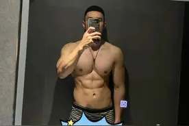 30岁大胸健身教练自拍照疯传，这肉体太可了图片