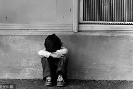 太可恨！女子打骂羞辱不满10岁的继子，让其睡杂物房不给被子、还在脸上写“衰仔小偷”图片
