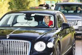 C罗开新车到曼联训练保镖护卫！名车收藏曝光，最贵一辆价值850万图片