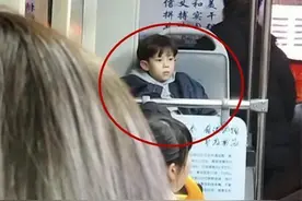 “高颜值小男孩”坐公交火了，目光忧郁，网友调侃：阿姨等你长大图片