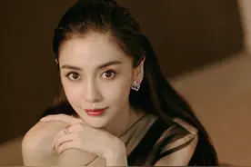 杨颖怀孕旧照被曝光，肚大圆润坐下都吃力，假孕谣言不攻自破图片