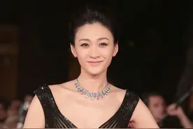 李小冉丝毫不在意年纪，穿紧身蕾丝裙秀身材，没让人失望图片