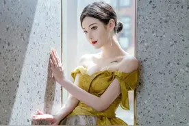 小姨子发现姐夫出轨自己的同学，姐夫说：我给你十万，别告诉你姐图片