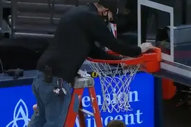 太猛了，锡安扣坏篮筐导致比赛暂停图片