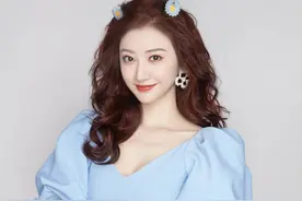 景甜海盐蓝系穿搭，海盐蓝裙子搭配小花，是清凉的感觉图片