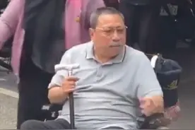 雷老虎陈松勇与保姆同出街，坐轮椅难掩强大气场，死后遗产给保姆图片