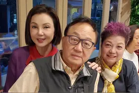 许冠文携太太出席饭局，郑洁英一头紫发很飒，两人结婚49年仍恩爱图片