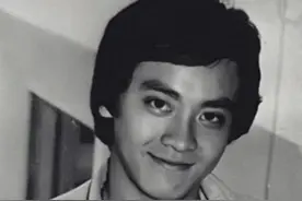 抛弃余安安，嫌张曼玉丑，尔冬升娶幼师丁克，59岁与情人生娃？图片