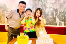 刘纯燕罕晒一家三口合照，王宁搂妻女画面温馨，女儿高颜值神似爸图片