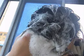 早上洗头和晚上洗头，有什么区别？哪一种更加健康？早点了解图片