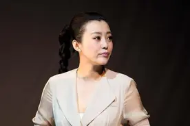 40+郝蕾的“鹅蛋脸”看着挺减龄，杏色长裙配西装，丰满身材真绝图片