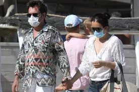 巩俐和老外老公十指相扣逛海滩，大V领秀性感，71岁老公状态不错图片