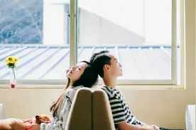 女人是否在乎你，她的“身体语言”不会说谎图片