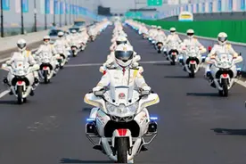 2021年，国宾护卫队护送一新疆放羊老人进人民大会堂授勋，他是谁图片