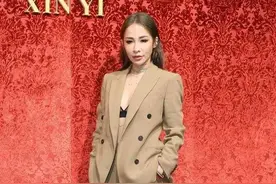 萧亚轩也太大胆了，西装里面直接"真空"穿内衣，甚至连扣子都不系图片
