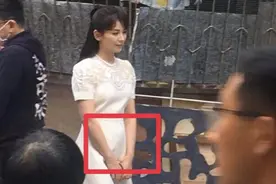 43岁刘涛拍摄路透，穿拖鞋暴露身形五五分？小腹隆起疑怀3胎图片