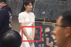 43岁刘涛拍摄路透，穿拖鞋暴露身形五五分？小腹隆起疑怀3胎图片