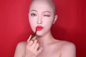 公开抗癌过程的韩国光头美妆博主凌晨去世，和男友被称为最美情侣图片