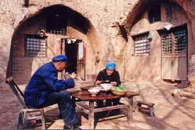 老牛救下老两口，他们竟然将老牛卖掉，就在有一天老牛自己回来了图片