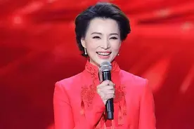 撞衫真尴尬，46岁董卿和49岁钟丽缇穿同款，性感敌不过高级风图片