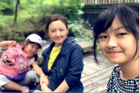 难忘《城南旧事》小英子，一双大眼睛格外纯真，49岁，新照曝光图片
