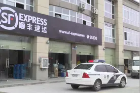 郧西封城村民救命药短缺，民警开着警车送“快递”！
视频封面