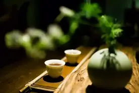 60岁阿姨坦言：把亲家当作闺蜜，差点拆散了我的家庭图片