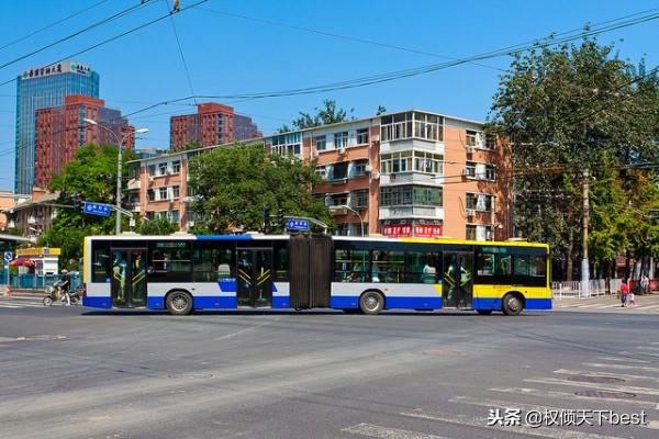看似寒酸的公交车，其实辆辆价格不菲
