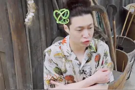 《向往》张艺兴素颜起床照火了！确定真的是30岁？头发蓬乱大写懵图片