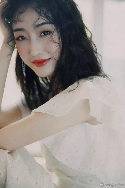 港风的高级感把可爱风秒成渣渣，18岁的袁咏仪造型成经典