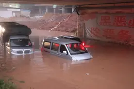 玉林：博白有涵洞积水，3人被困车内，消防员出动救援图片