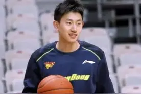24岁退役！宏远飞行大队，颜值堪比胡明轩！还被NBA球星抱摔图片