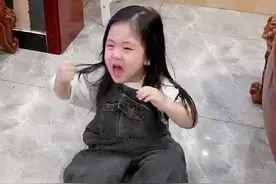 “秒怂妹妹”走红，正在撒泼的妹妹，看到哥哥回来秒变乖乖女图片