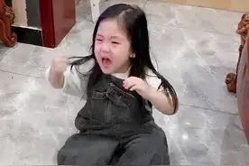 “秒怂妹妹”走红，正在撒泼的妹妹，看到哥哥回来秒变乖乖女图片