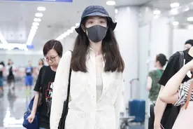 倪妮走机场好奢侈，13780衬衫配牛仔裤显时髦，踩7700鞋气场好强图片