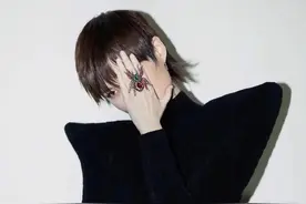 李宇春综艺秀暴露小缺点，每天10分钟这样练，拉直O腿更撩人图片