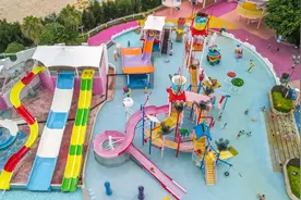 厦门玩水好去处，梦幻水世界水上乐园，滨海景色漂亮极了图片