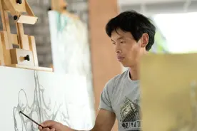 农村穷小伙窝在家里绘画二十年，出名后一夜暴富图片