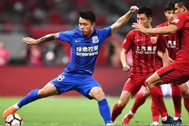 上港球迷被开除会员真因：与曹赟定合影！他曾飞铲武磊+诋毁上港图片